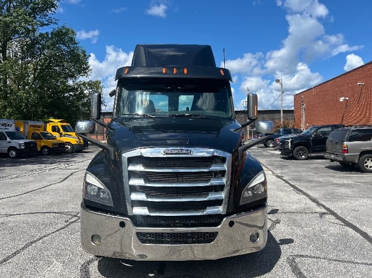 2020 Freightliner Cascadia in Middlefield, OH — photo 2