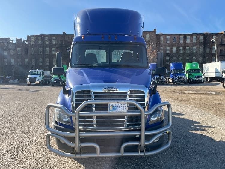 2020 Freightliner Cascadia in Elkhart, IN — photo 2