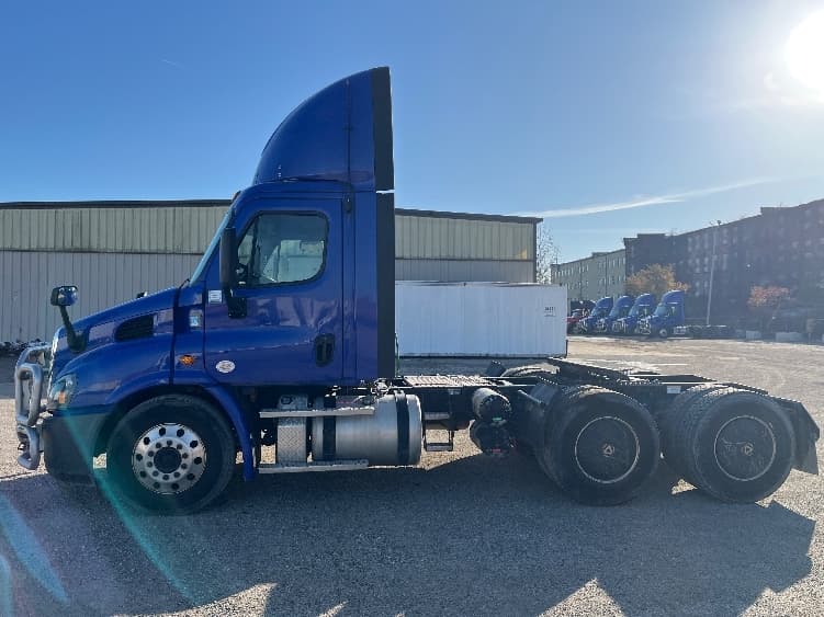 2020 Freightliner Cascadia in Elkhart, IN — photo 4