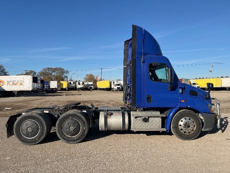 2020 Freightliner Cascadia in Elkhart, IN — photo 8