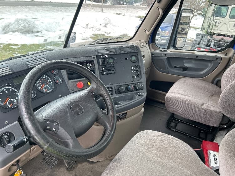 2020 Freightliner Cascadia in Elkhart, IN — photo 10