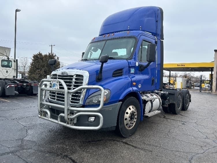 2020 Freightliner Cascadia in Elkhart, IN — photo 3