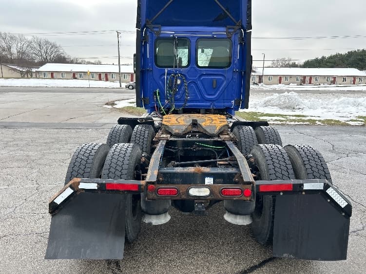 2020 Freightliner Cascadia in Elkhart, IN — photo 6