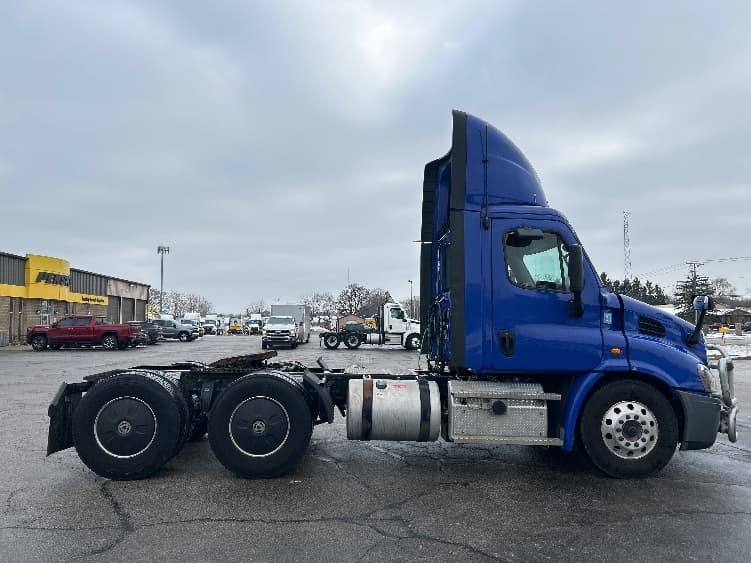 2020 Freightliner Cascadia in Elkhart, IN — photo 8