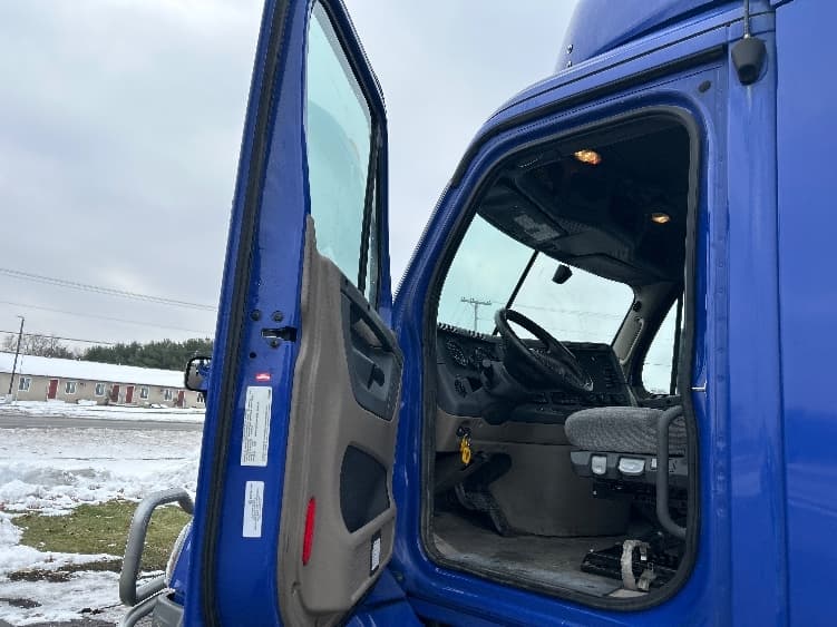 2020 Freightliner Cascadia in Elkhart, IN — photo 9