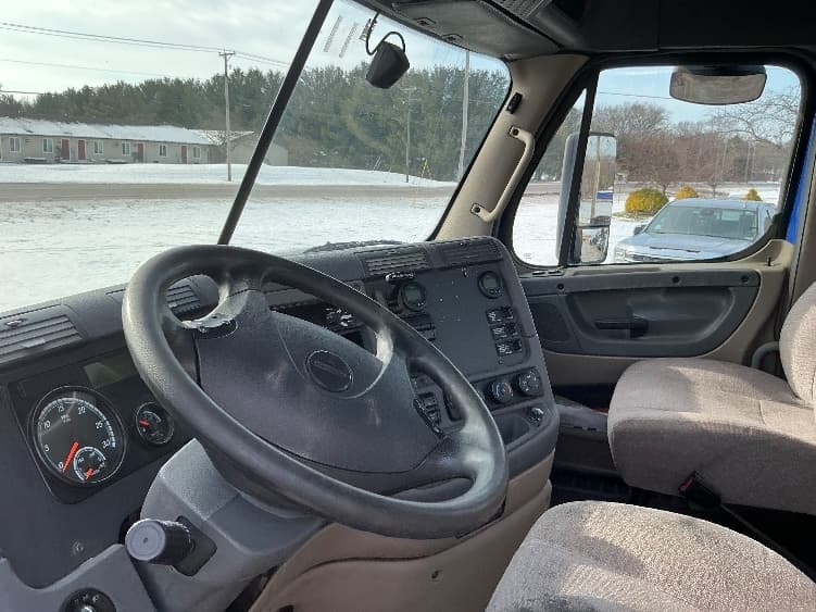 2020 Freightliner Cascadia in Elkhart, IN — photo 10