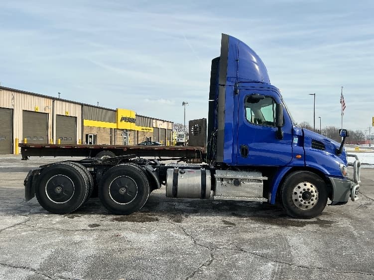 2020 Freightliner Cascadia in Elkhart, IN — photo 8