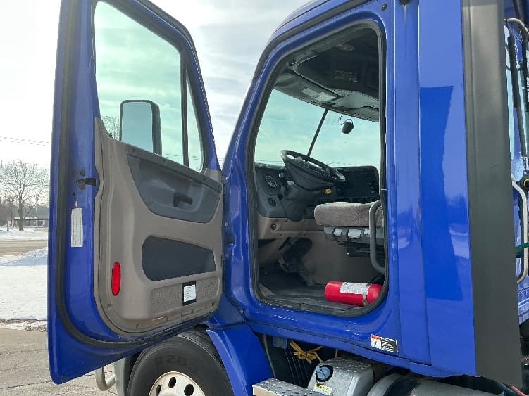 2020 Freightliner Cascadia in Elkhart, IN — photo 9