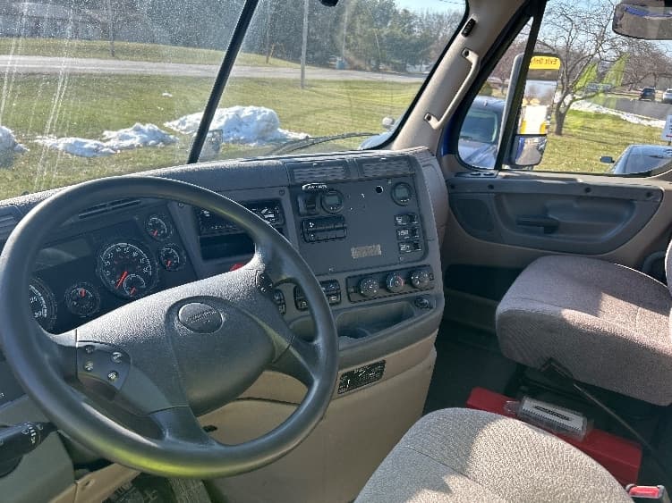 2020 Freightliner Cascadia in Elkhart, IN — photo 10