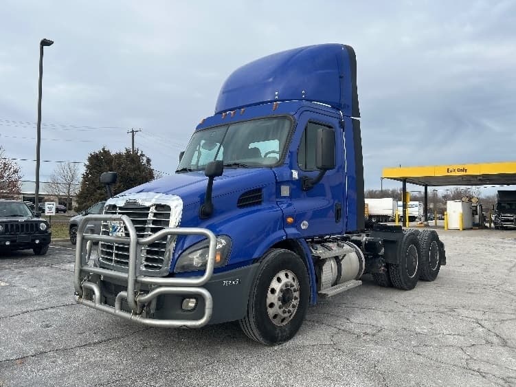 2020 Freightliner Cascadia in Elkhart, IN — photo 3