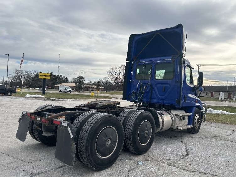 2020 Freightliner Cascadia in Elkhart, IN — photo 7