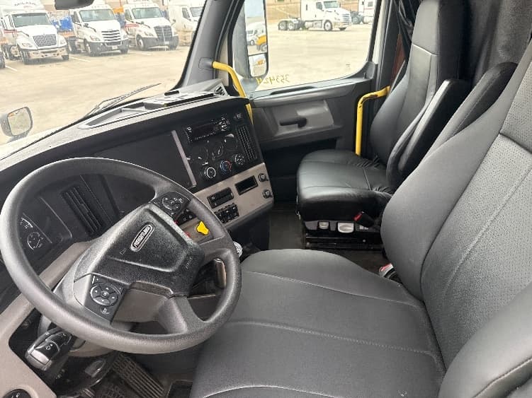 2020 Freightliner Cascadia in Fort Worth, TX — photo 10