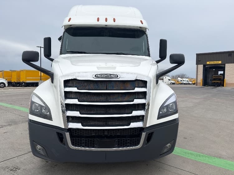 2020 Freightliner Cascadia in Fort Worth, TX — photo 2