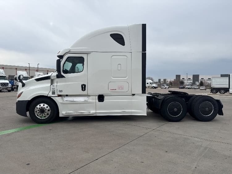 2020 Freightliner Cascadia in Fort Worth, TX — photo 4