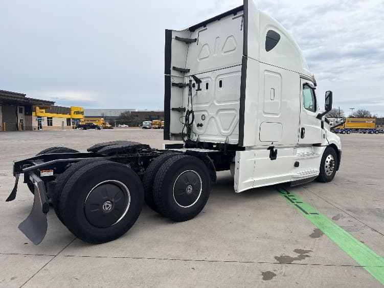 2020 Freightliner Cascadia in Fort Worth, TX — photo 7