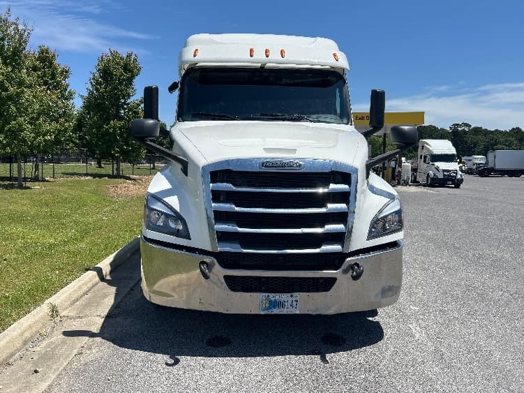 2020 Freightliner Cascadia in Hammond, LA — photo 2