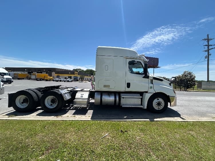 2020 Freightliner Cascadia in Hammond, LA — photo 8