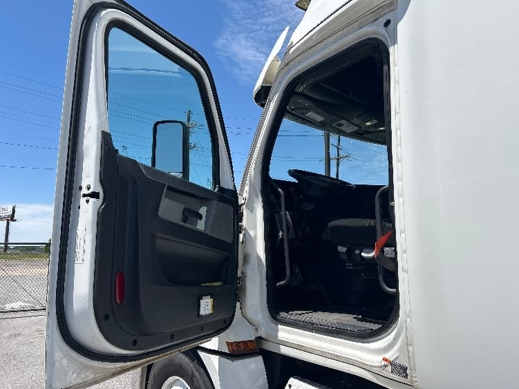 2020 Freightliner Cascadia in Hammond, LA — photo 9