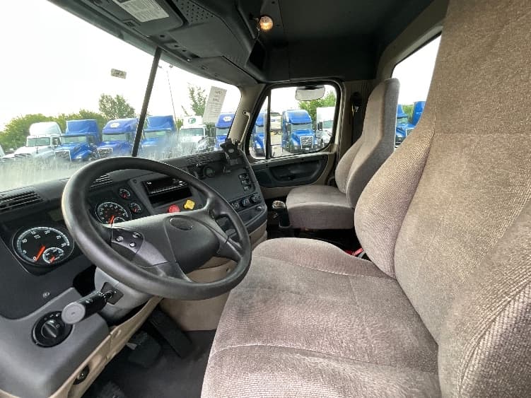 2020 Freightliner Cascadia in Indianapolis, IN — photo 10