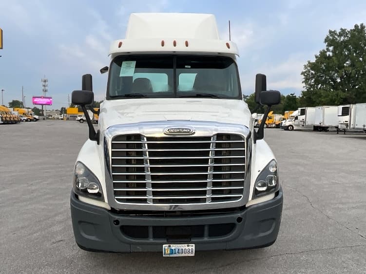 2020 Freightliner Cascadia in Indianapolis, IN — photo 2