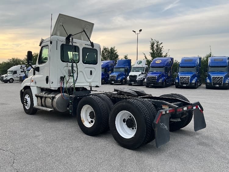 2020 Freightliner Cascadia in Indianapolis, IN — photo 5