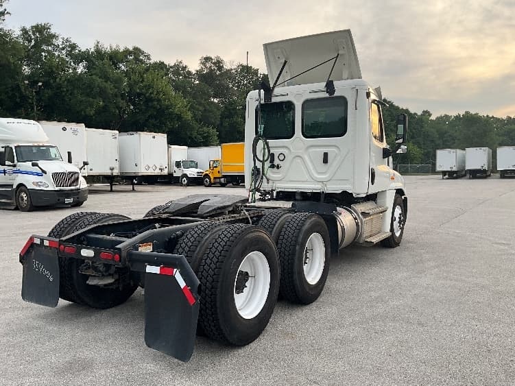 2020 Freightliner Cascadia in Indianapolis, IN — photo 7