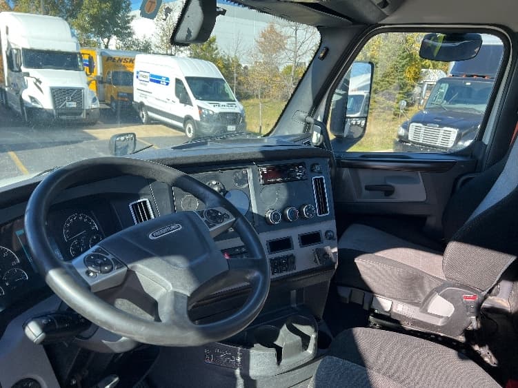 2020 Freightliner Cascadia in Sturtevant, WI — photo 10