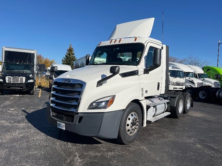 2020 Freightliner Cascadia in Sturtevant, WI — photo 3