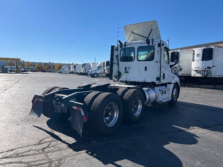 2020 Freightliner Cascadia in Sturtevant, WI — photo 7