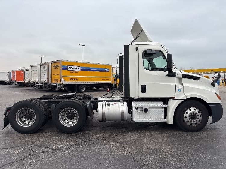 2020 Freightliner Cascadia in Sturtevant, WI — photo 8