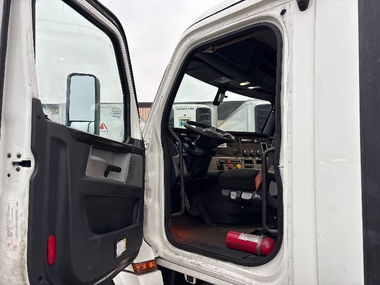 2020 Freightliner Cascadia in Sturtevant, WI — photo 9