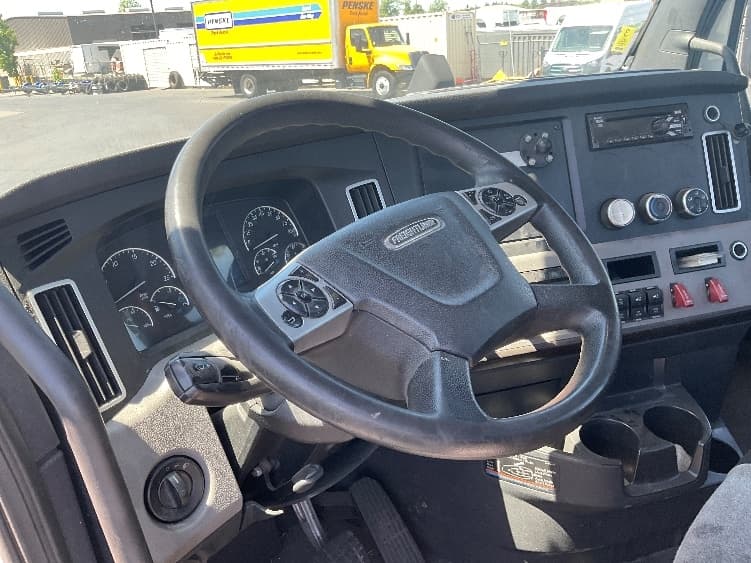 2020 Freightliner Cascadia in West Sacramento, CA — photo 10
