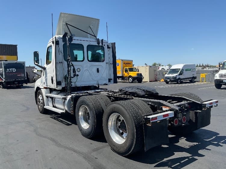2020 Freightliner Cascadia in West Sacramento, CA — photo 8