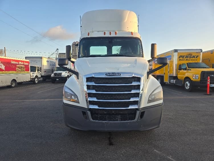 2020 Freightliner Cascadia in Spokane Valley, WA — photo 2