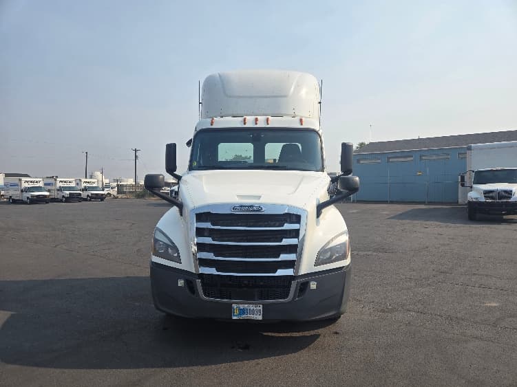 2020 Freightliner Cascadia in Spokane Valley, WA — photo 2