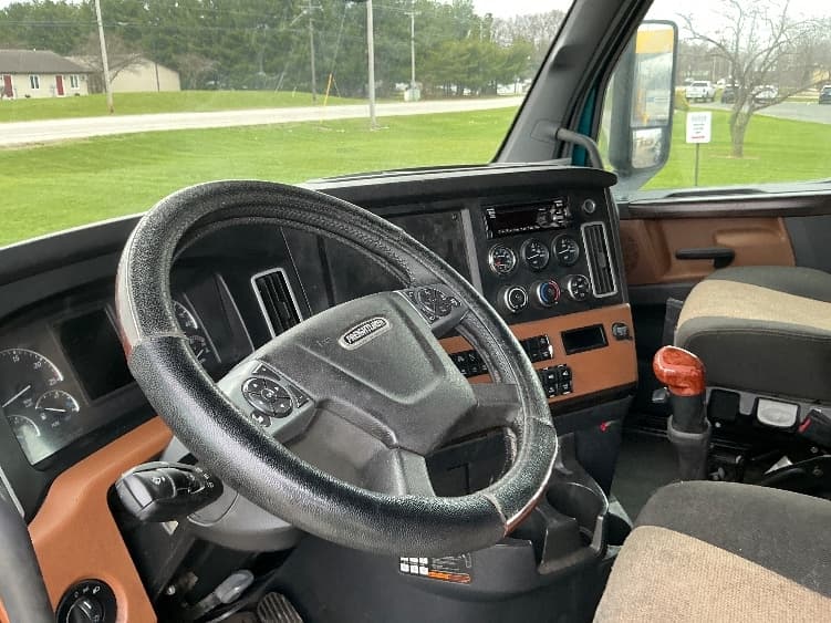 2021 Freightliner Cascadia in Elkhart, IN — photo 10