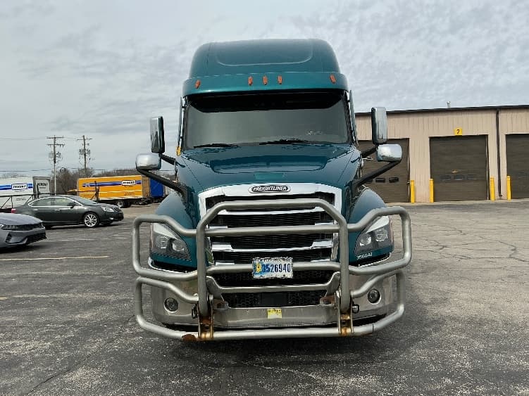 2021 Freightliner Cascadia in Elkhart, IN — photo 2