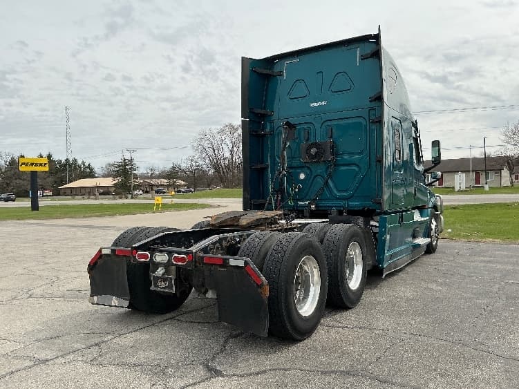2021 Freightliner Cascadia in Elkhart, IN — photo 7