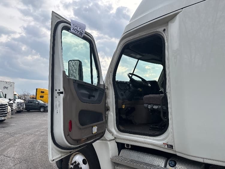 2020 Freightliner Cascadia in Middlefield, OH — photo 9