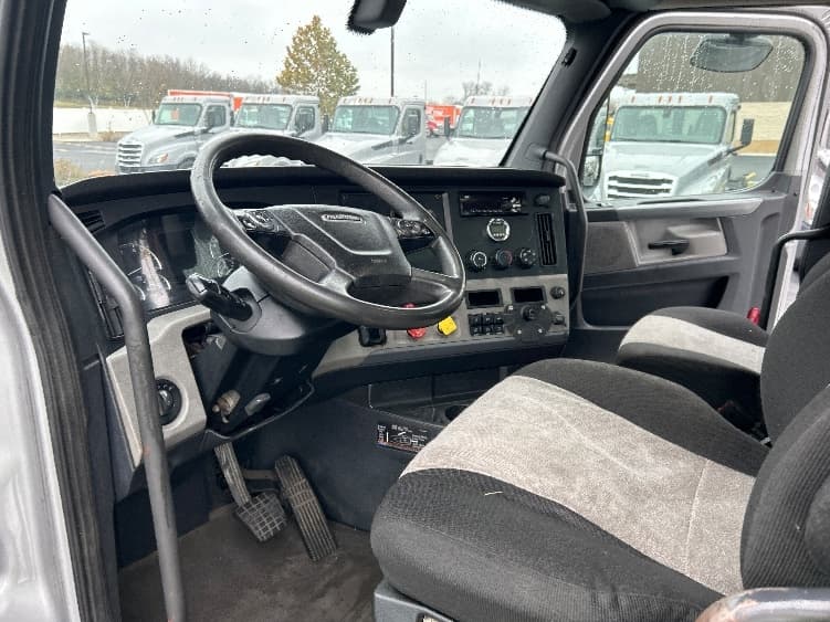 2020 Freightliner Cascadia in Piqua, OH — photo 10