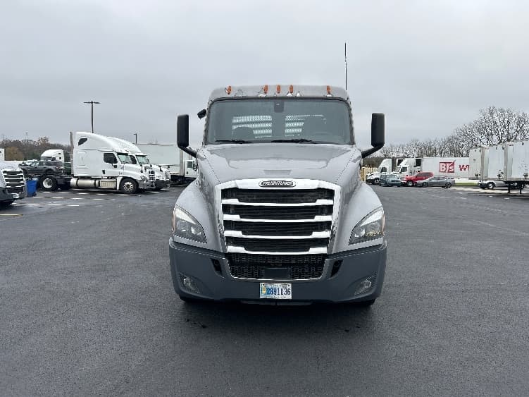 2020 Freightliner Cascadia in Piqua, OH — photo 2