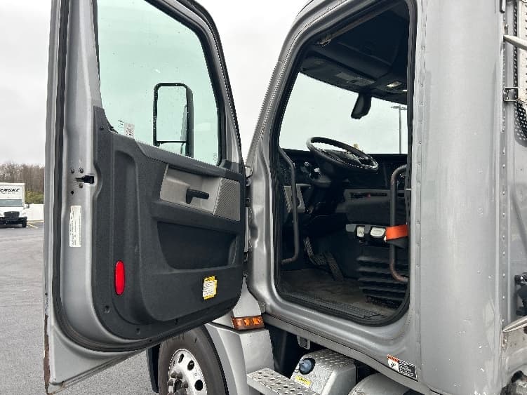 2020 Freightliner Cascadia in Piqua, OH — photo 9