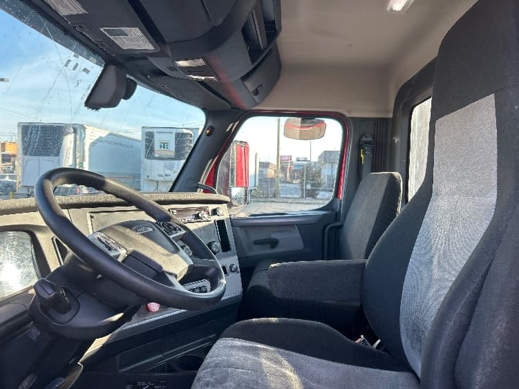 2020 Freightliner Cascadia in La Porte, IN — photo 10