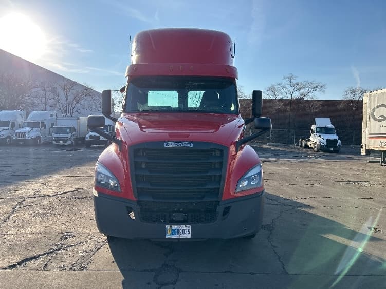 2020 Freightliner Cascadia in La Porte, IN — photo 2