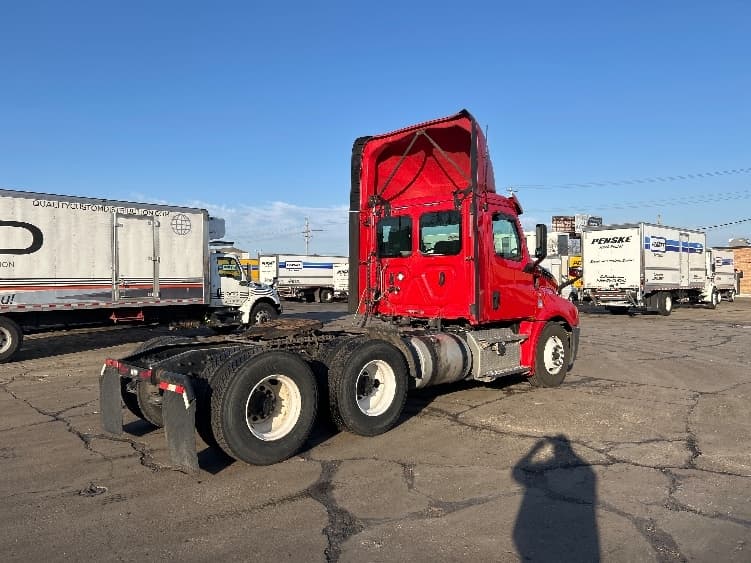 2020 Freightliner Cascadia in La Porte, IN — photo 7