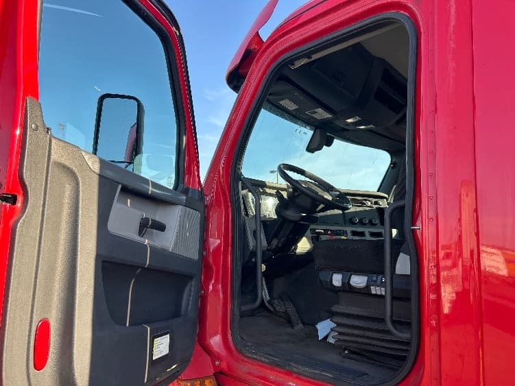 2020 Freightliner Cascadia in La Porte, IN — photo 9