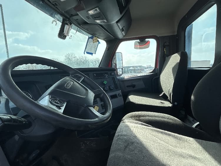 2020 Freightliner Cascadia in Windsor, WI — photo 10