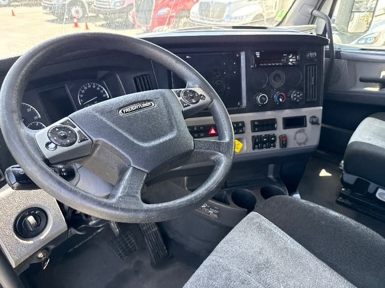 2020 Freightliner Cascadia in Fontana, CA — photo 10