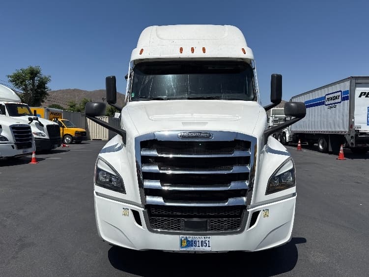 2020 Freightliner Cascadia in Fontana, CA — photo 2