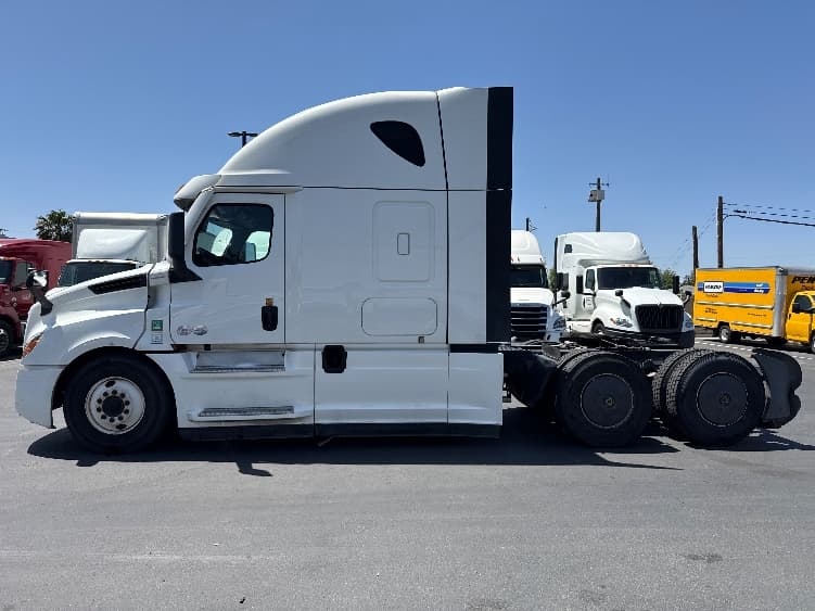 2020 Freightliner Cascadia in Fontana, CA — photo 4